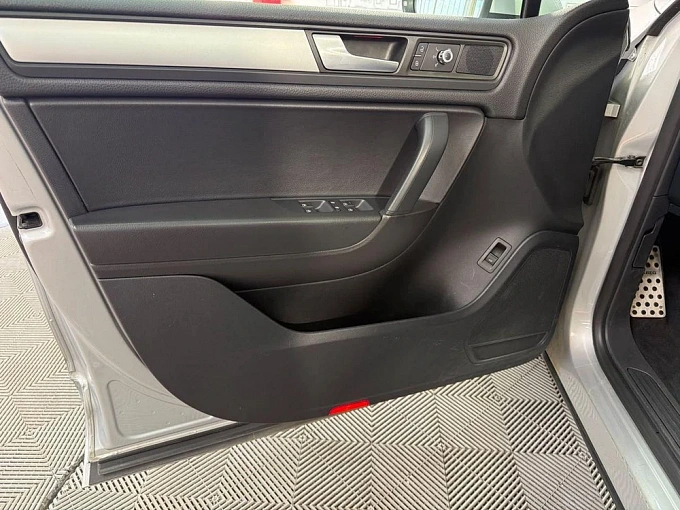 Volkswagen Touareg 2013 3.6 AT 4WD (249 л.с.) фото 20