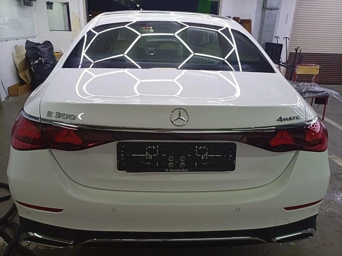 Mercedes-Benz E-Класс Белый Non metallic фото 5