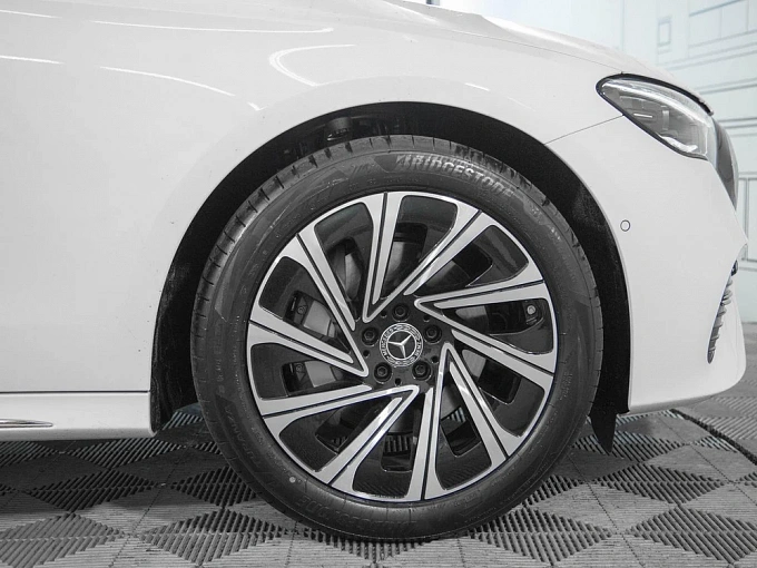 Mercedes-Benz E-Класс Белый Non metallic фото 19