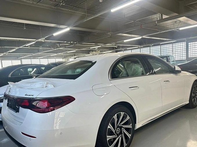 Mercedes-Benz E-Класс Белый Non metallic фото 2