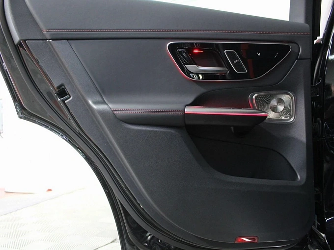 Mercedes-Benz GLC AMG 2024 2.0 AT 4WD (421 л.с.) фото 30