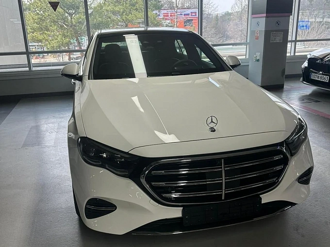 Mercedes-Benz E-Класс Белый Non metallic фото 3