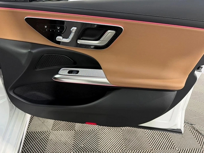 Mercedes-Benz E-Класс Белый Non metallic фото 27