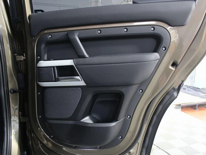 Land Rover Defender 2021 2.0d AT 4WD (200 л.с.) фото 26