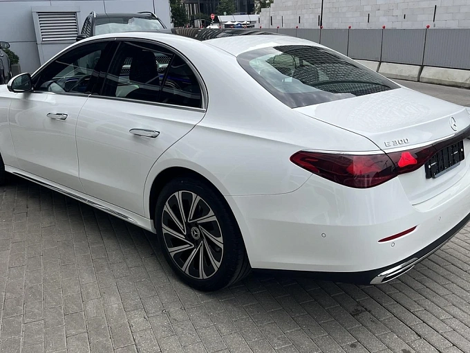 Mercedes-Benz E-Класс Белый Non metallic фото 4