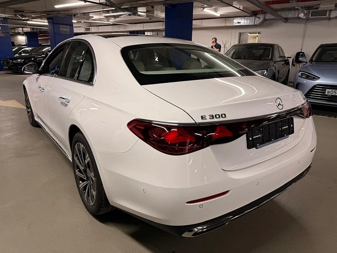 Mercedes-Benz E-Класс Белый Non metallic фото 4