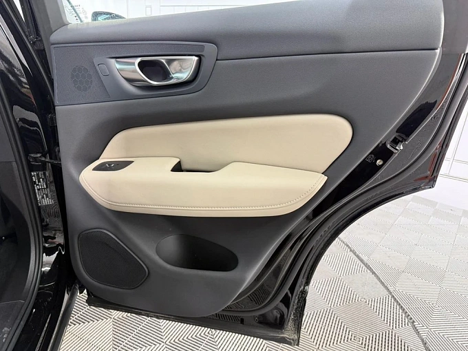 Volvo XC60 Черный Non metallic фото 27